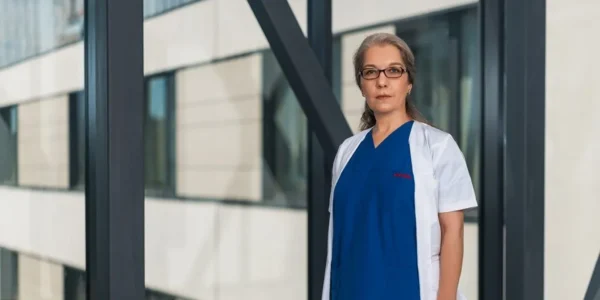 Prof. Dr. Elvira Brătilă - chirurgia robotică da Vinci XI